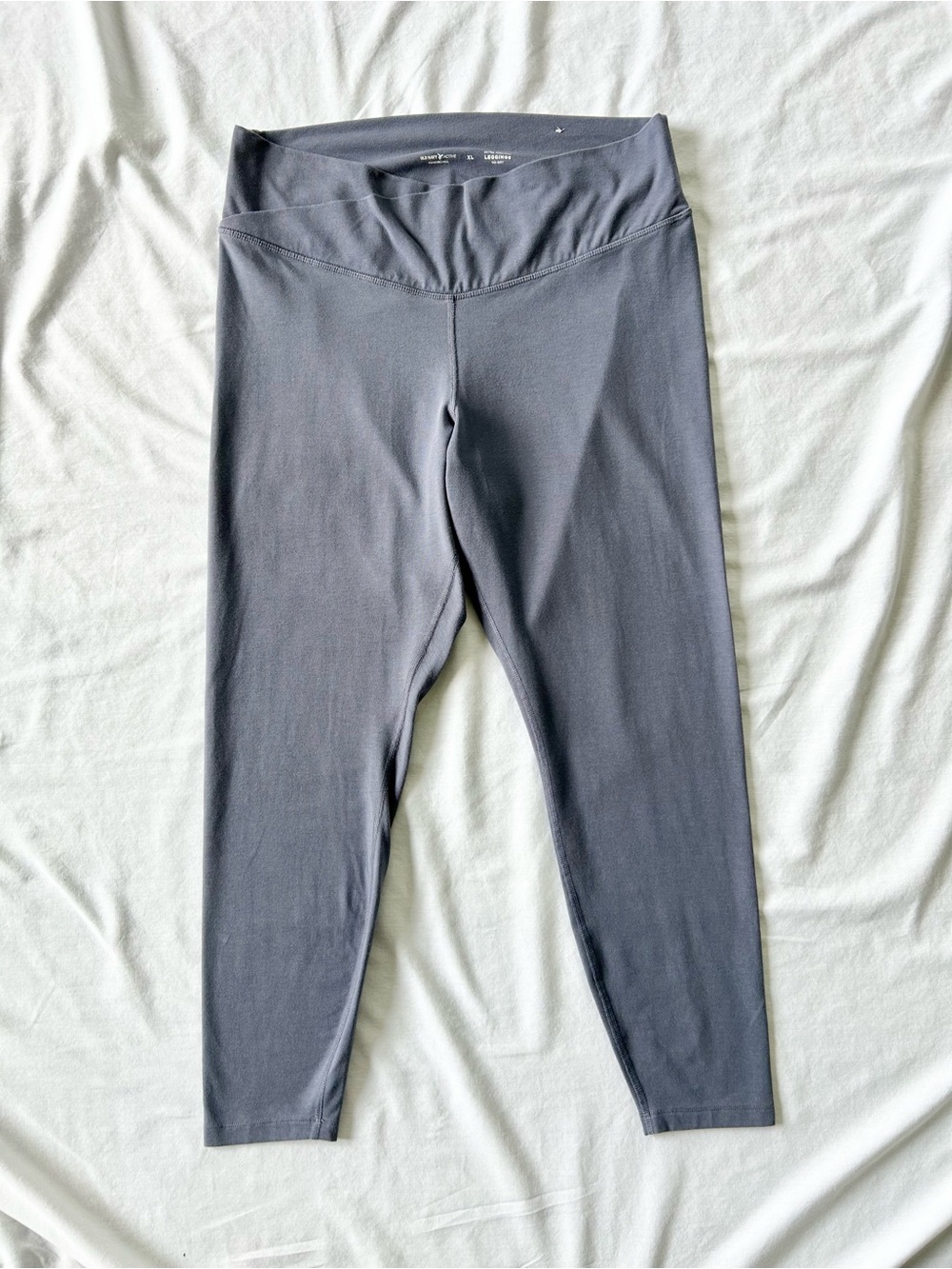 Old Navy Active Powerchill Extra High Rise Go-Dry Cropped Leggings in Gray